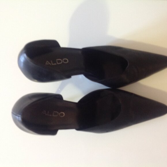 Black Pointy toed Pumps Size 9 - Picture 3 of 4